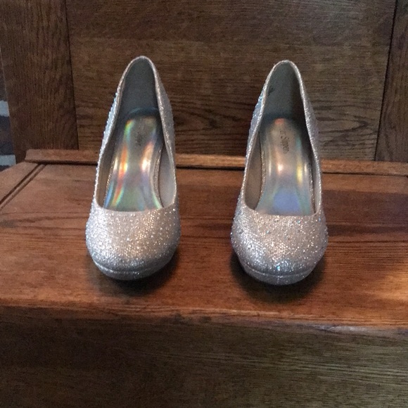 Silver Slipper high heels - Picture 2 of 4